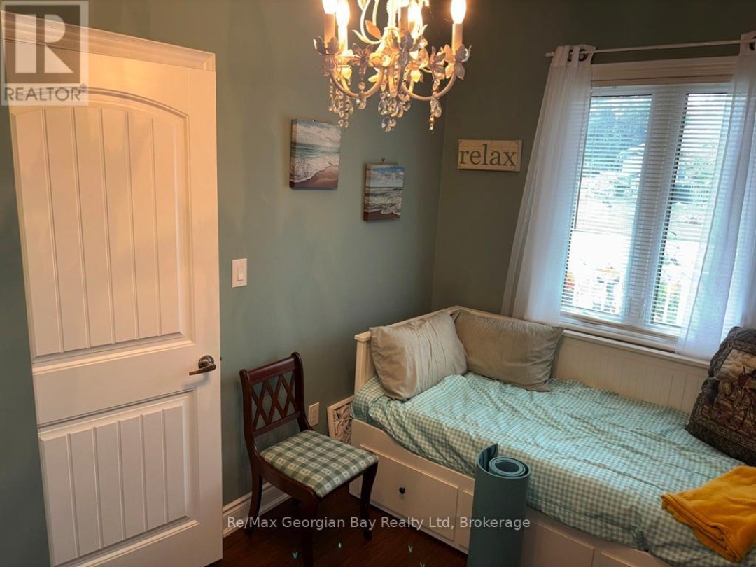 10 MAPLE COURT, 