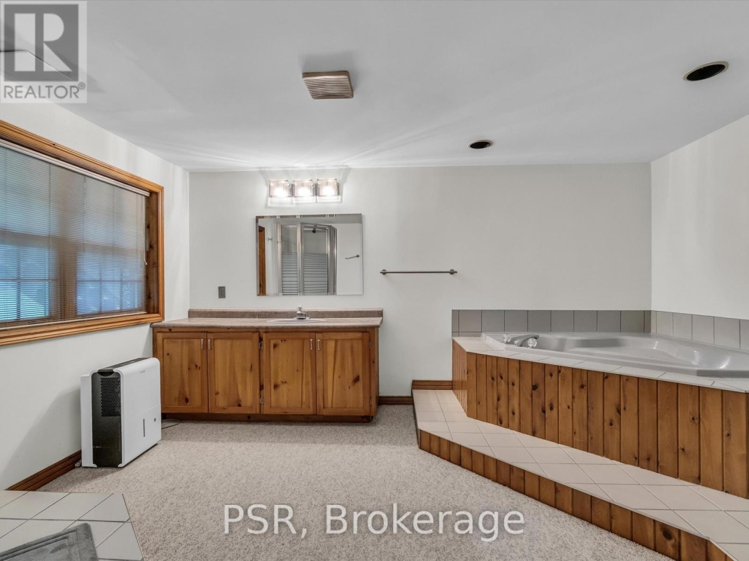 1040 AMELIA CRESCENT, 