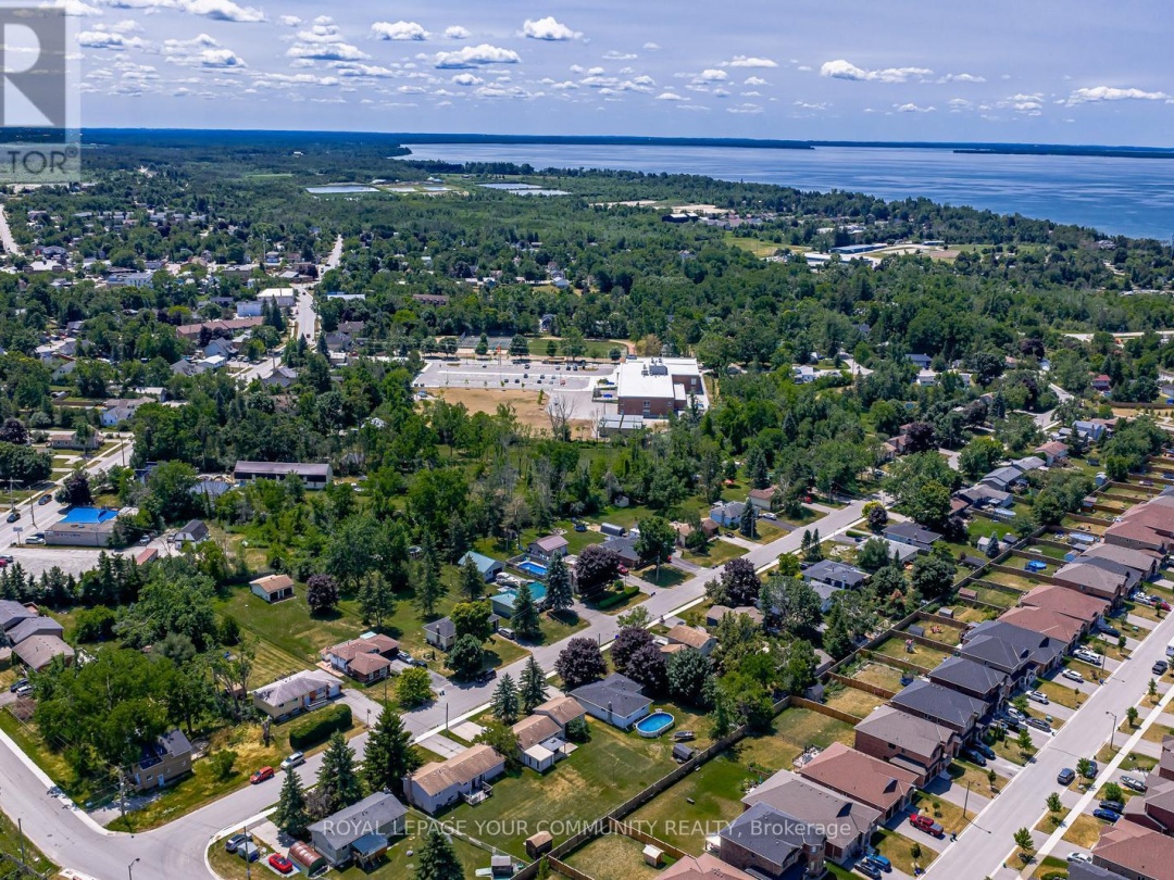 347 LAKELAND CRESCENT, 