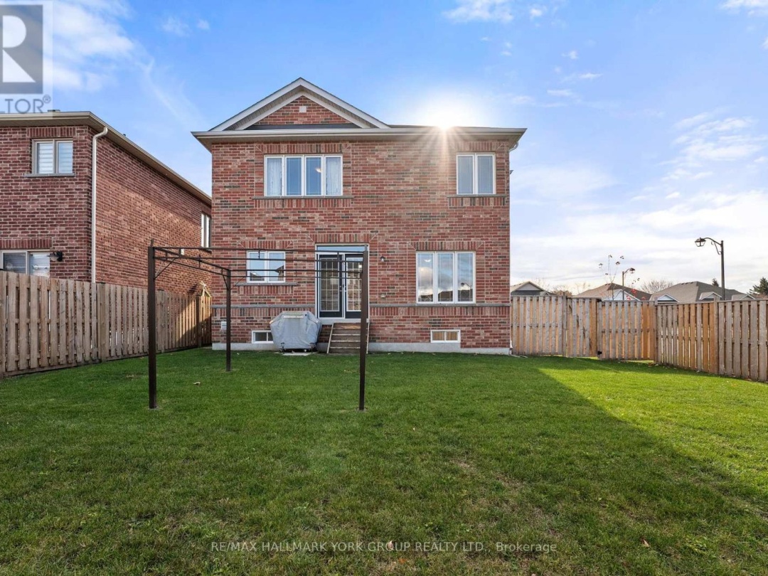 8 POLLOCK AVENUE, Lake Simcoe