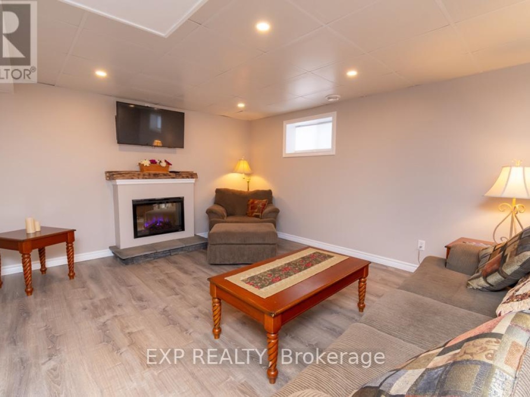 56 BECKETTS SIDE ROAD N, 