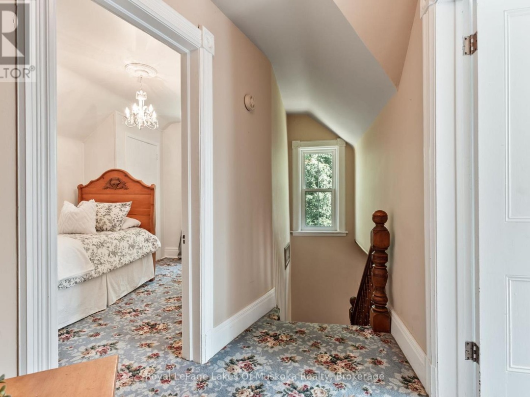 229 FRASERBURG ROAD, Bracebridge (Macaulay)