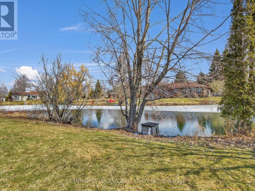 17 SANDLEWOOD TRAIL, Lake Simcoe