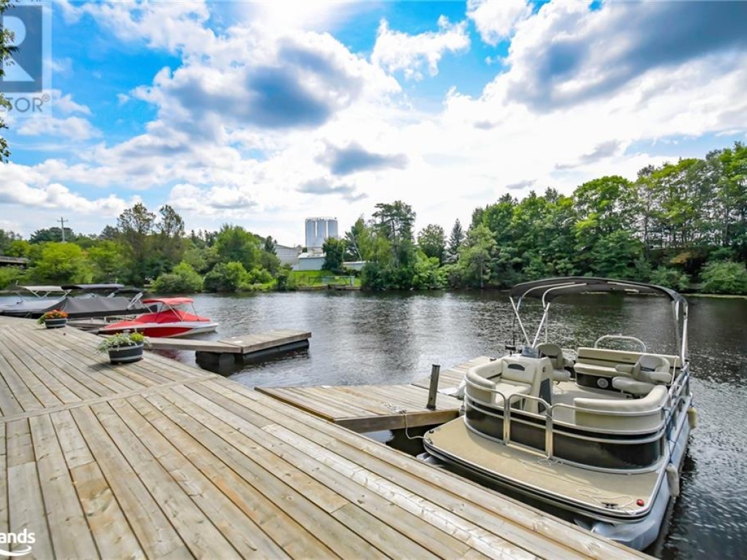 31 Dairy Lane Unit# 401, Muskoka River