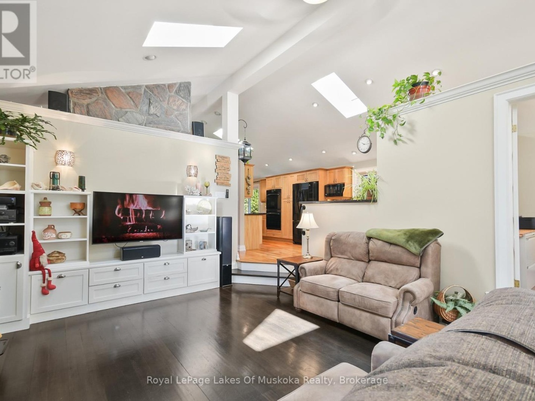 2 LESLIE DRIVE W, 