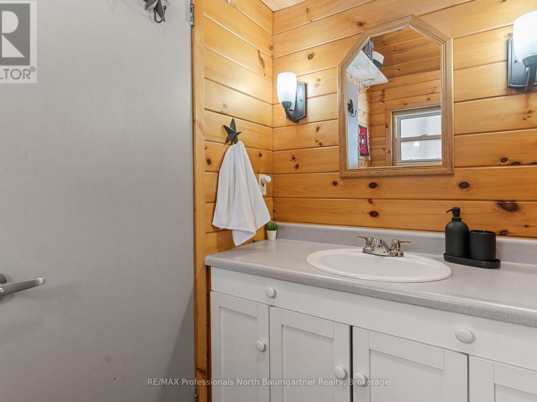 1012 COULSON LANE, Gooderham Lake