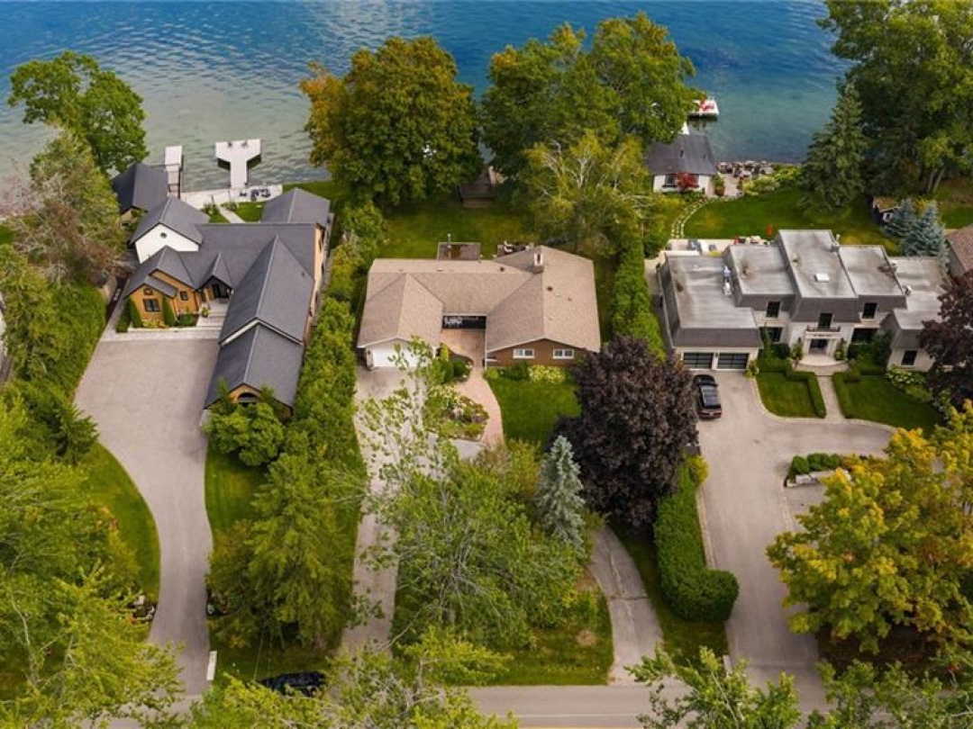 18 MAPLE Drive, 