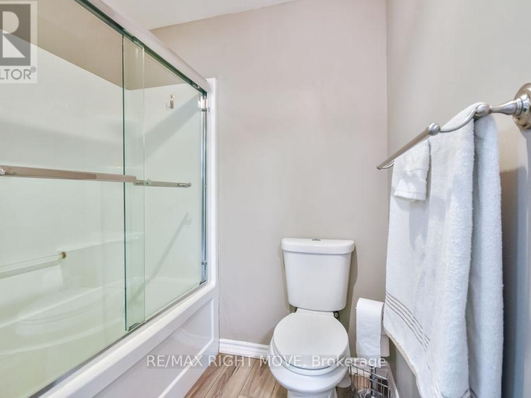 12 FULSOM CRESCENT, Dalrymple-north Lake