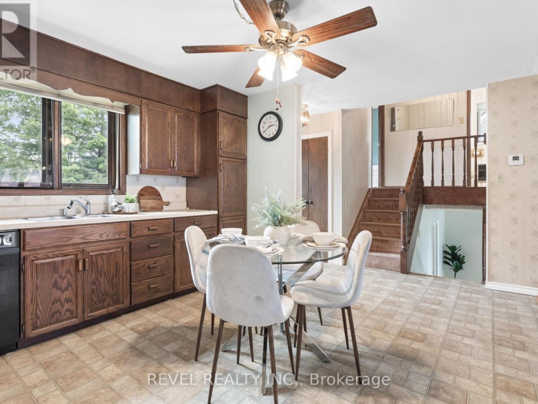126 PINEWOOD BOULEVARD, Canal Lake
