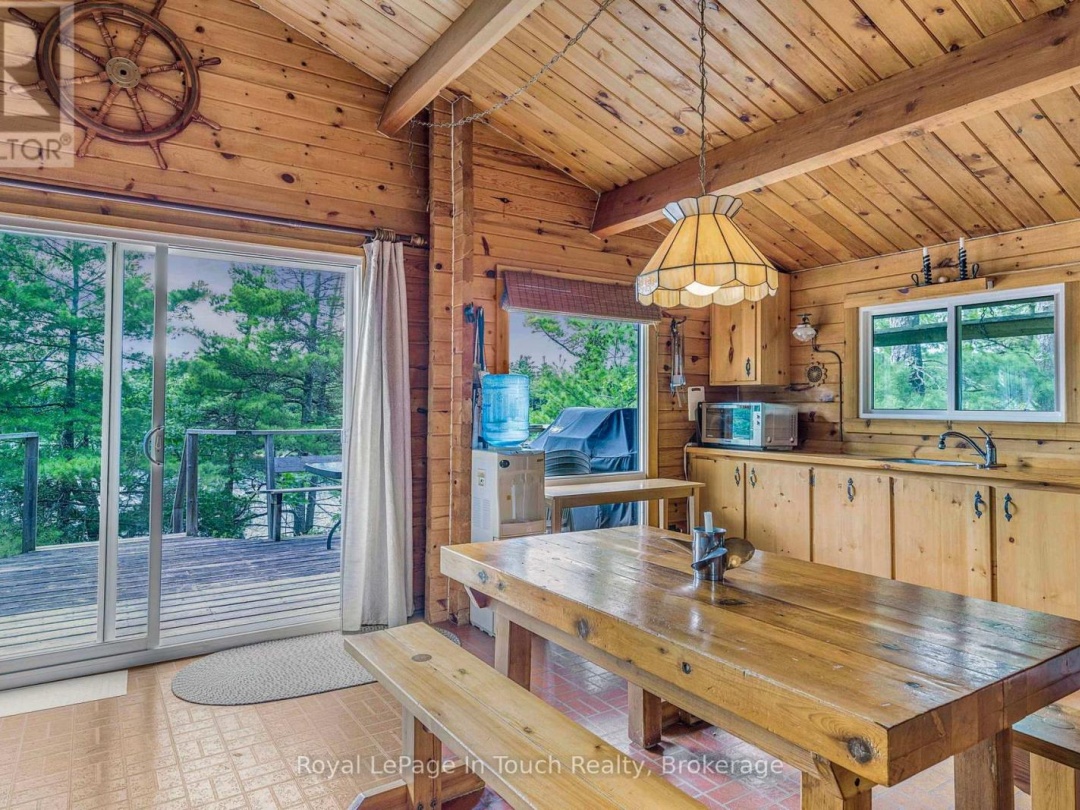 B207-10 WAHSOUNE ISLAND, Georgian Bay