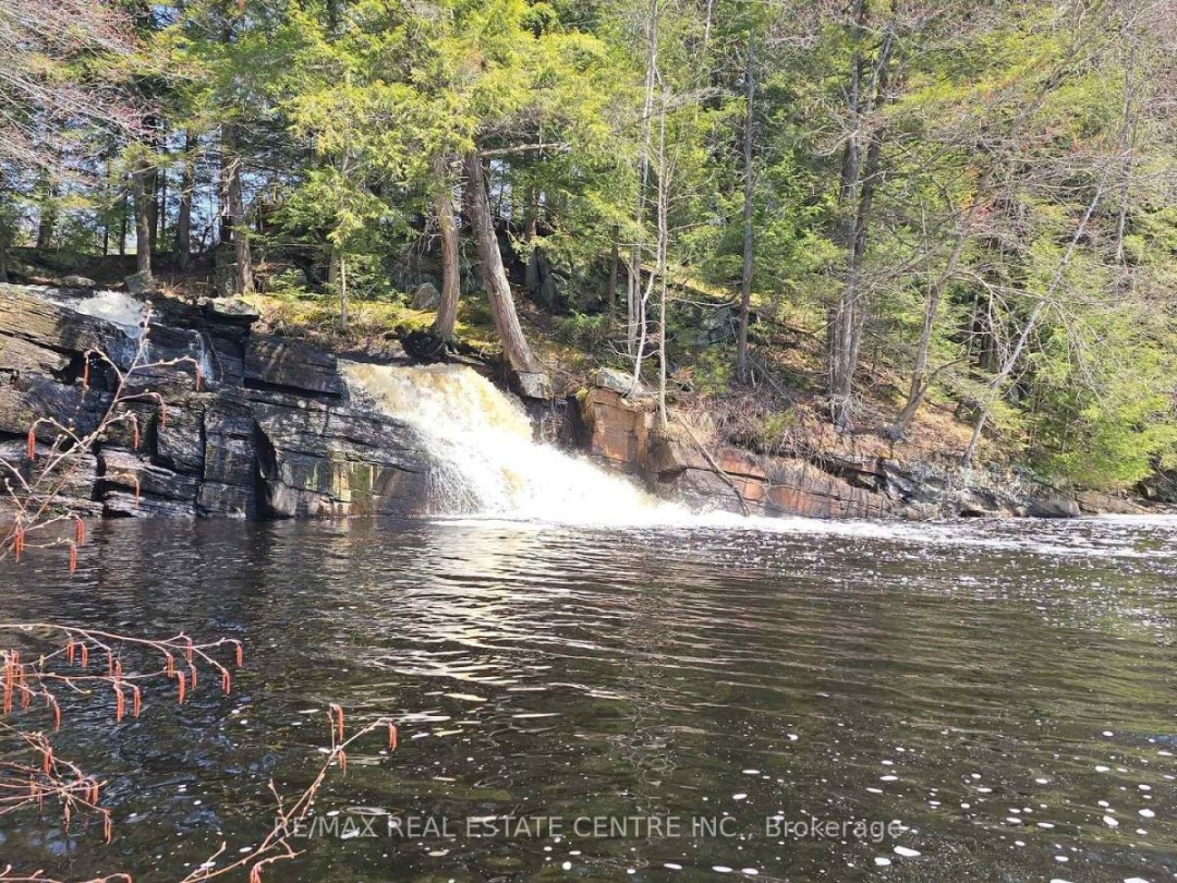 1033 NORTH SHORE DRIVE, Hoc Roc River