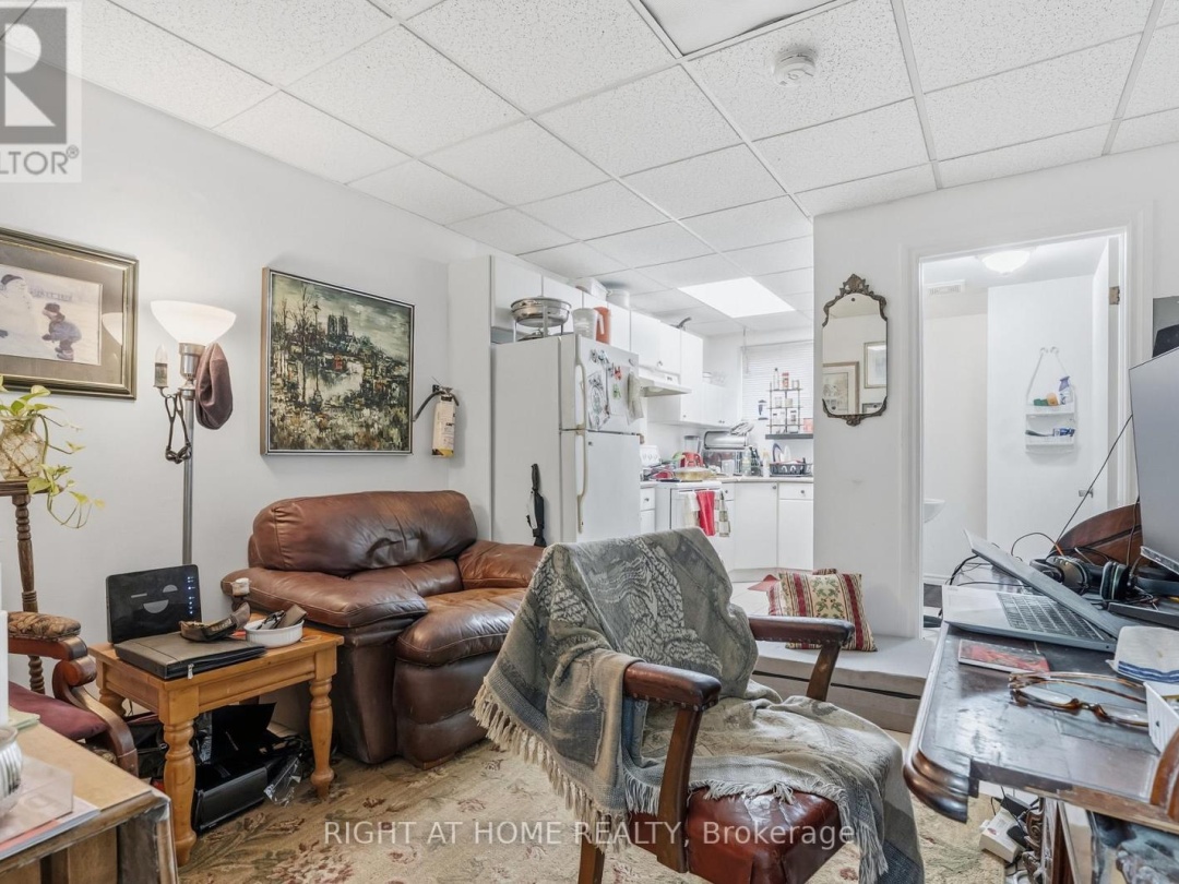 32 MATCHEDASH STREET N, 