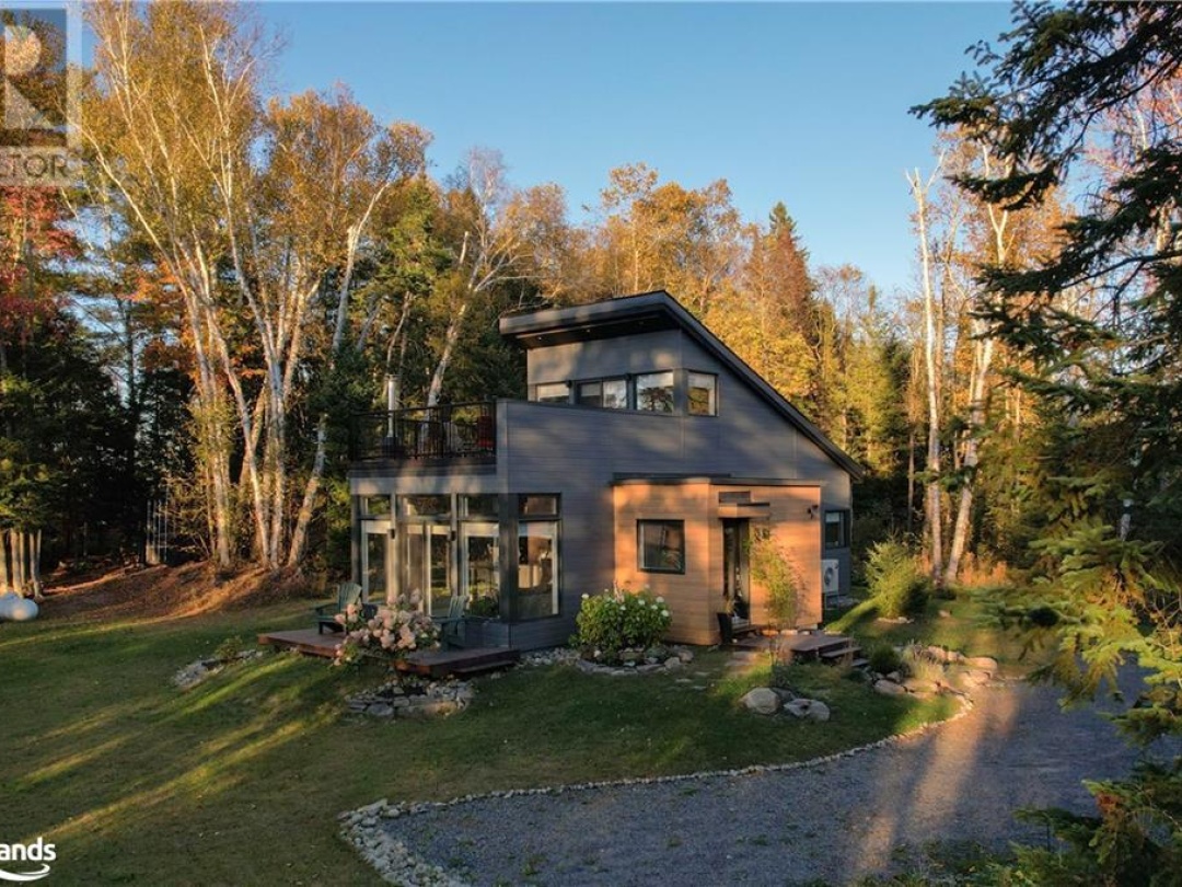 470 Markles Road, Muskoka River