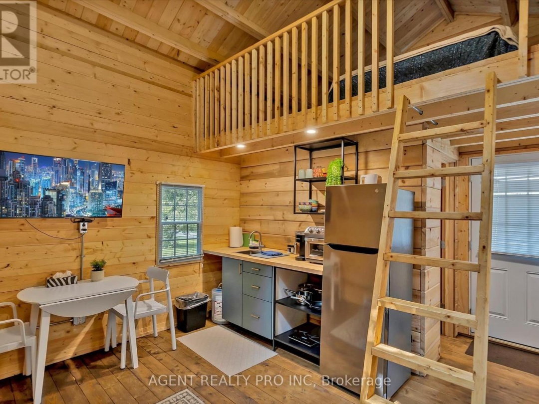 21 ORIOLE ROAD, Cameron Lake