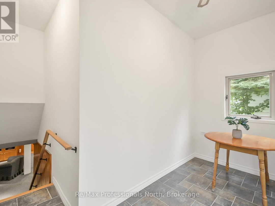 655 MARY STREET N, 