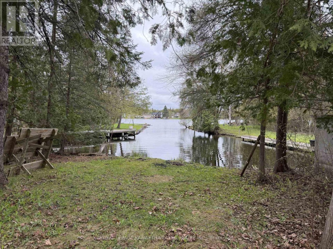 8 STURGEON GLEN ROAD, Sturgeon Lake