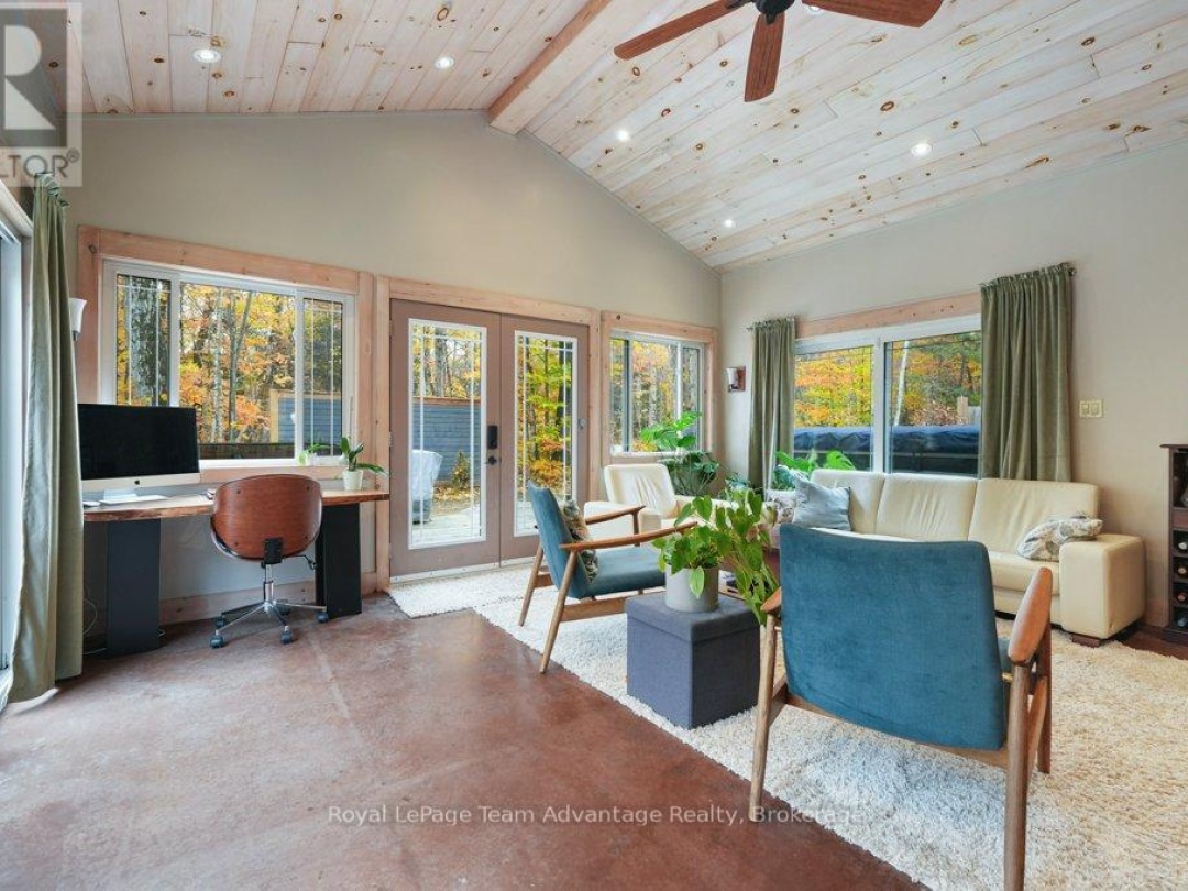 34 BEECHWOOD LANE, Hooton Lake