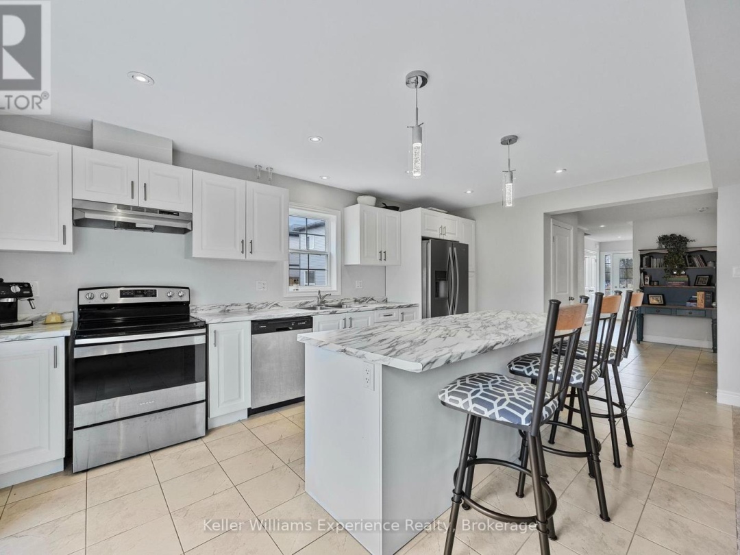 8 QUINN FOREST DRIVE, Bracebridge (Macaulay)