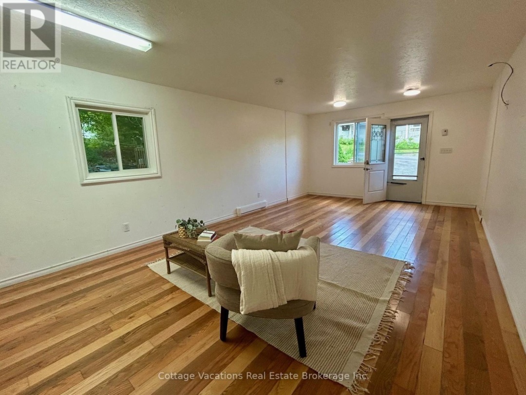 1 DUNCAN STREET E, 