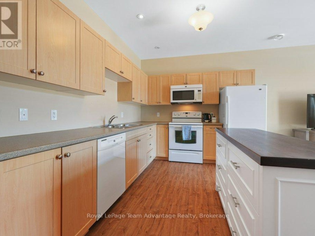 203 - 20A SILVER BIRCH COURT,