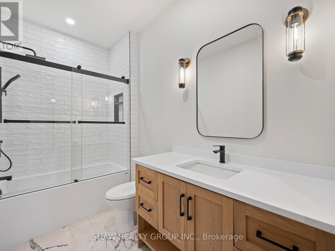 33 GLEN EAGLE COURT, 