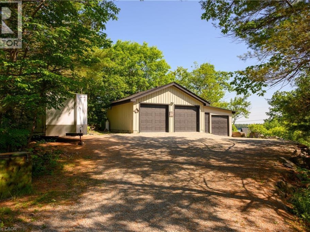 990 HASKETT'S Drive, Six Mile Lake