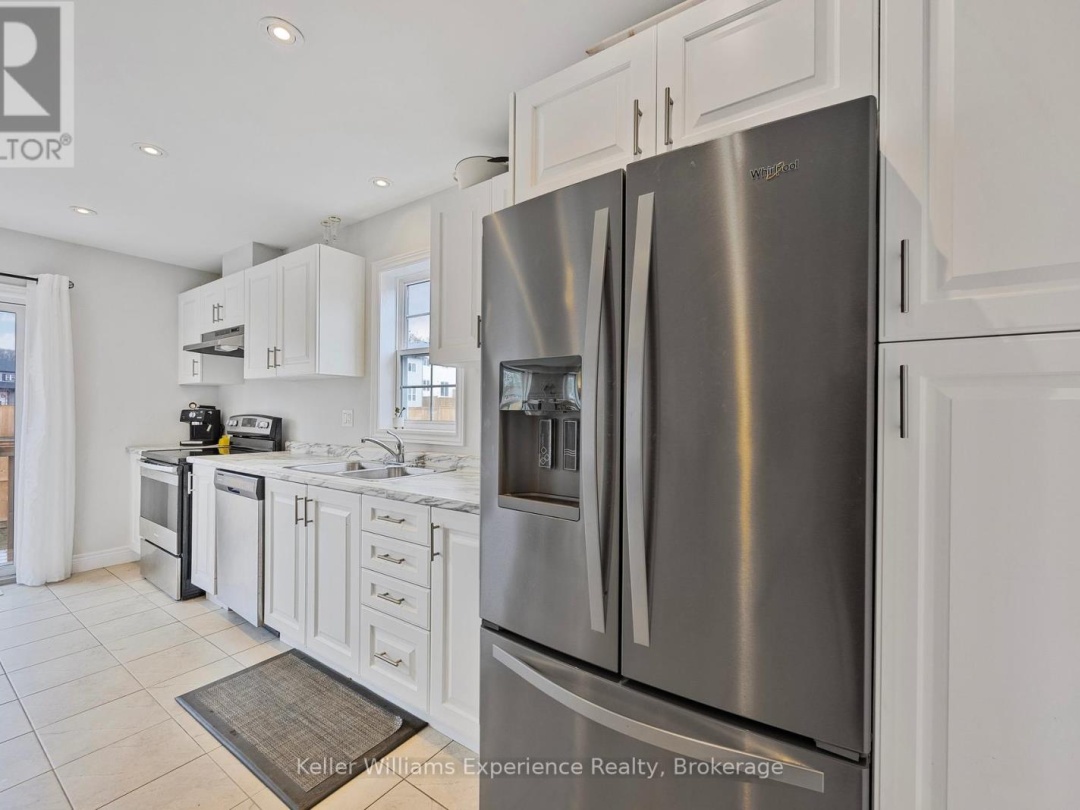 8 QUINN FOREST DRIVE, Bracebridge (Macaulay)