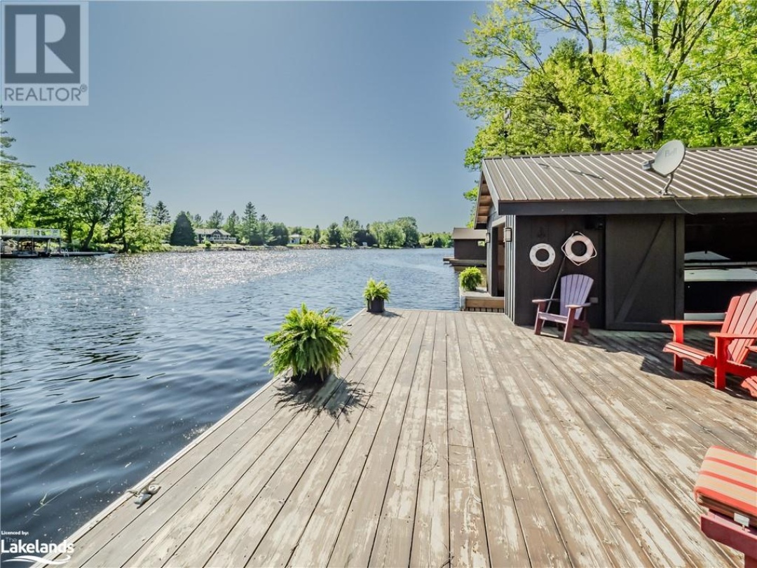 1045 Maplewood Road E, Muskoka River