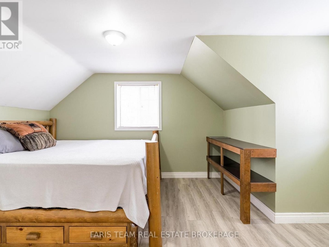 7516 ISLAND CRESCENT, Black River