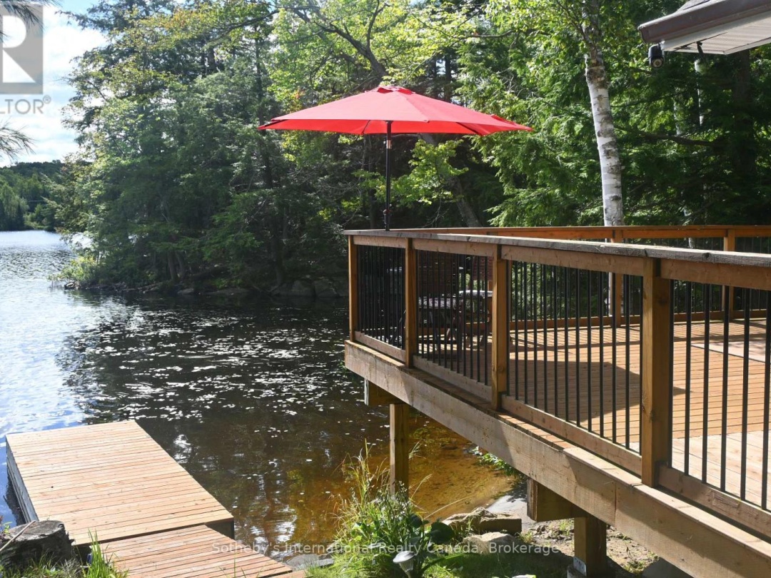 28 PINEWOOD ROAD, Long Lake