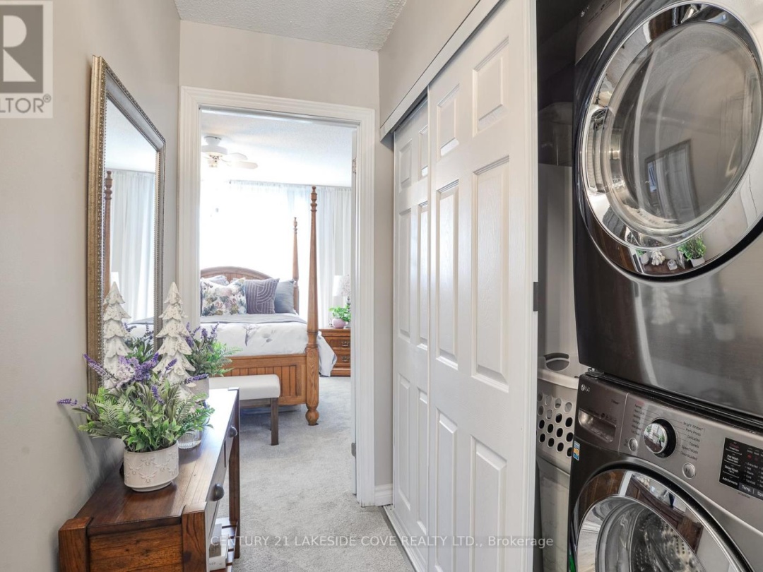 UNIT 4 - 4 PARADISE BOULEVARD, Lake Simcoe