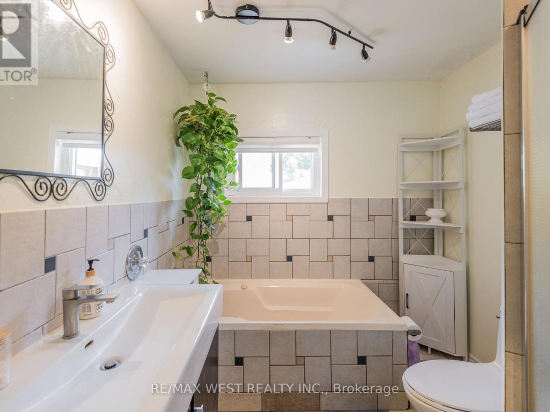 8 ROBINS LANE, 