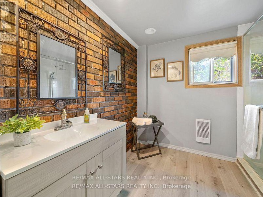 61 FRANCIS STREET E, 