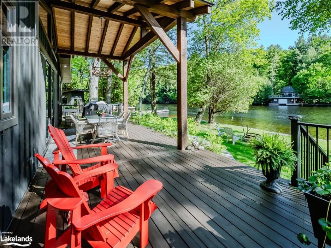 1045 Maplewood Road E, Muskoka River