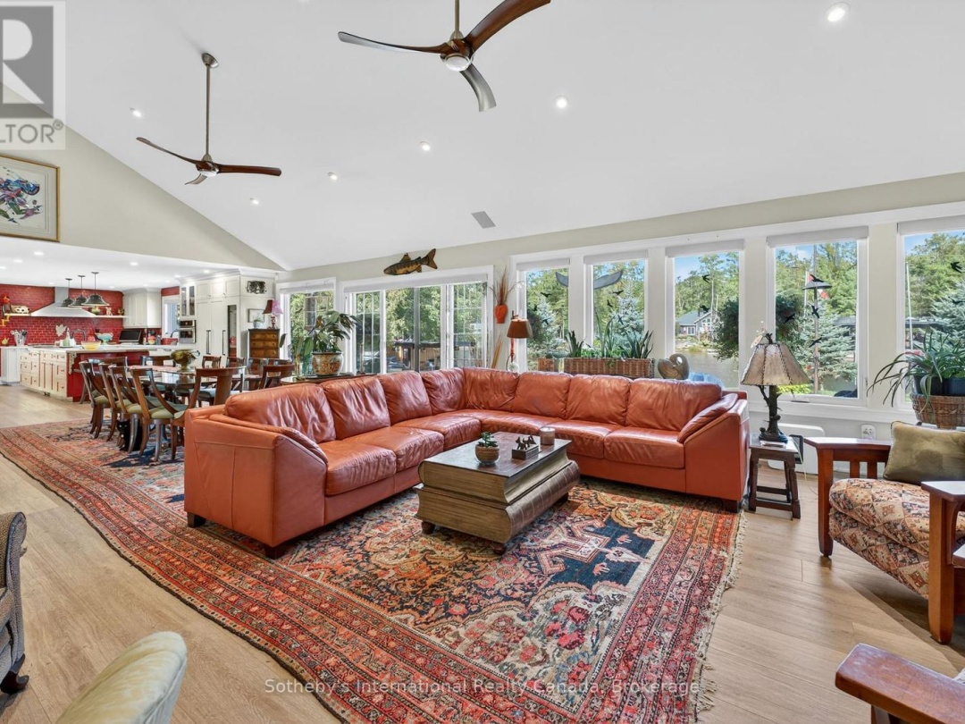 1082 BEAUMONT FARM ROAD, Muskoka River