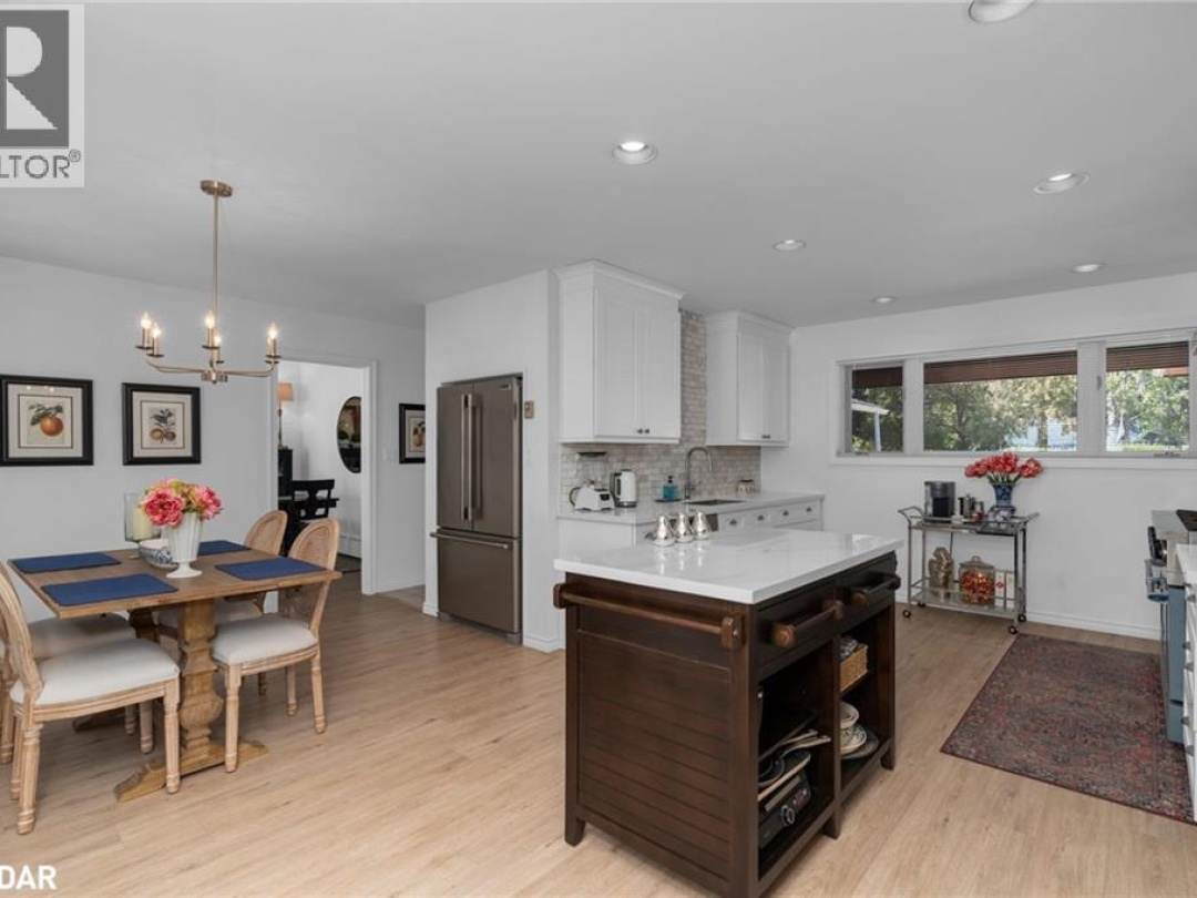 18 MAPLE Drive, 