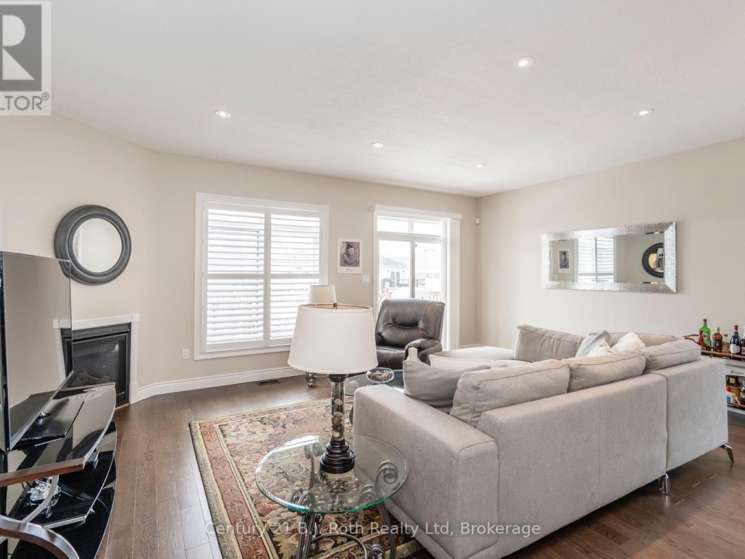 4 CHARLIE RAWSON BOULEVARD, Tay (Victoria Harbour)