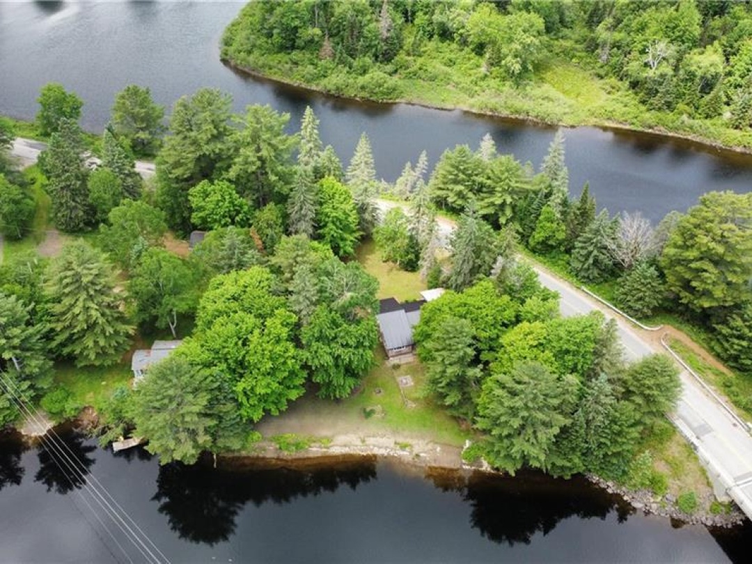 2424 Fraserburg Road, Muskoka River