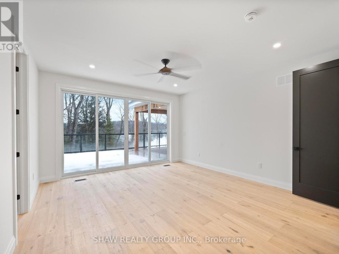 33 GLEN EAGLE COURT, 