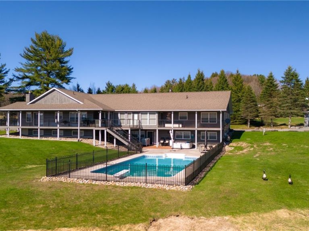 427 West Browns Road, Weeduck Lake