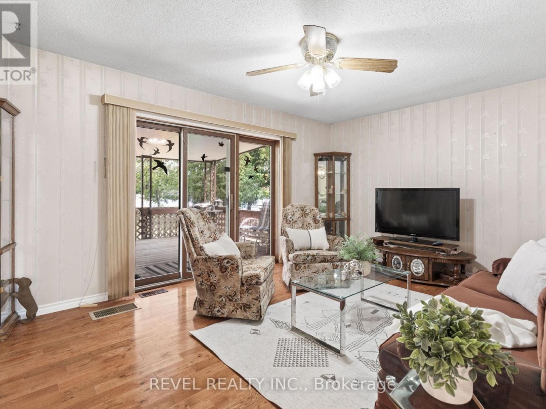 126 PINEWOOD BOULEVARD, Canal Lake