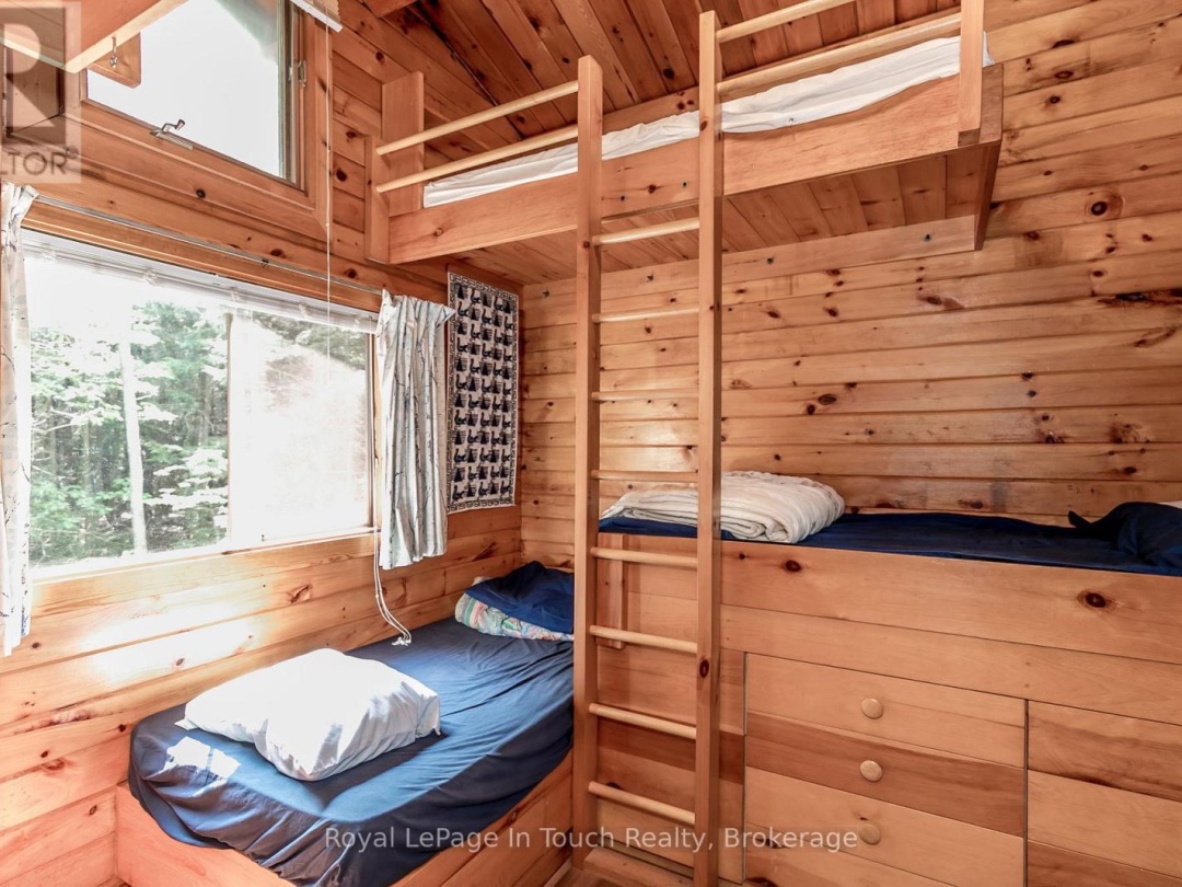 B207-7 WAHSOUNE ISLAND, Georgian Bay