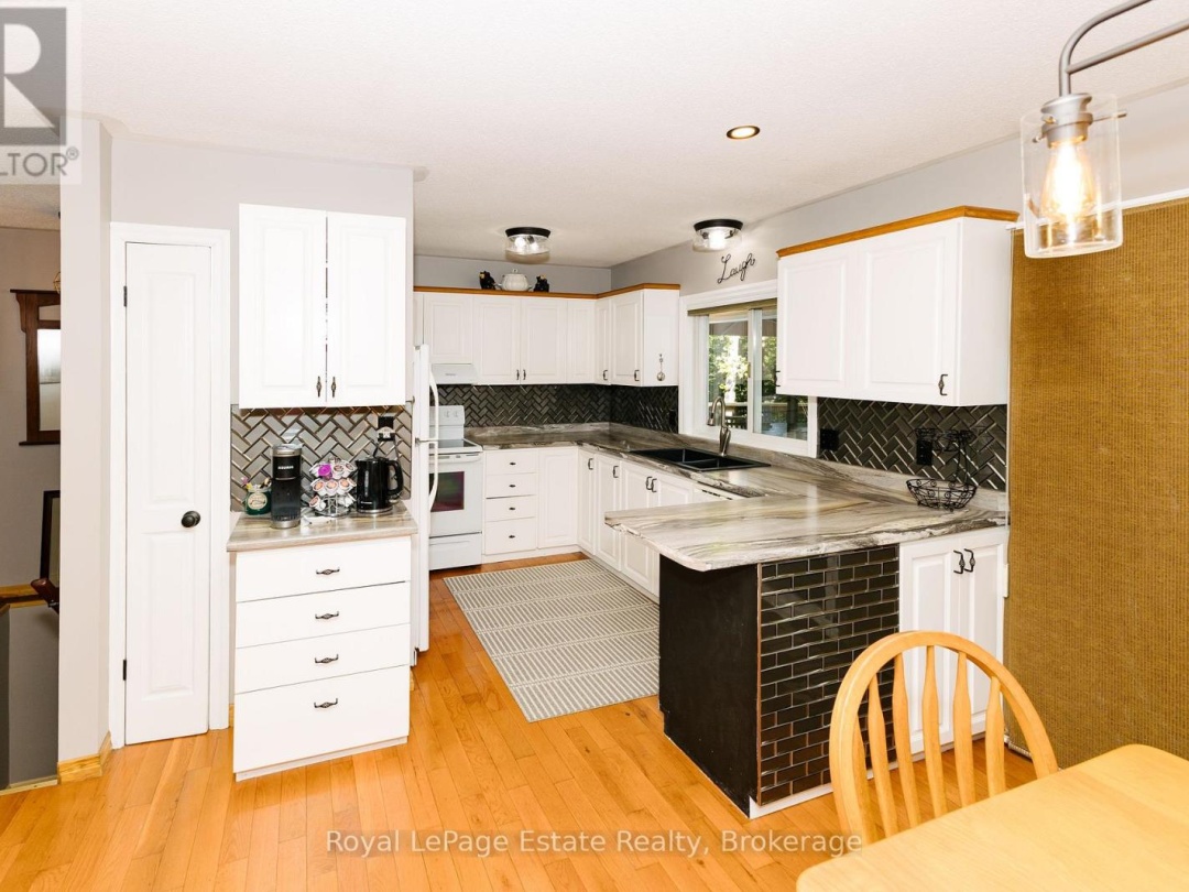 1157 BETWEEN LAKES TRAIL, 