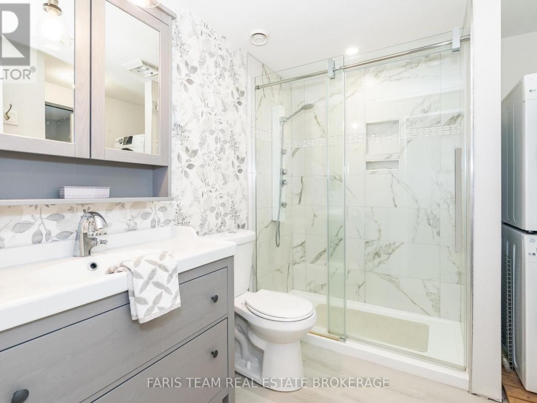 32 LEISURE COURT, 
