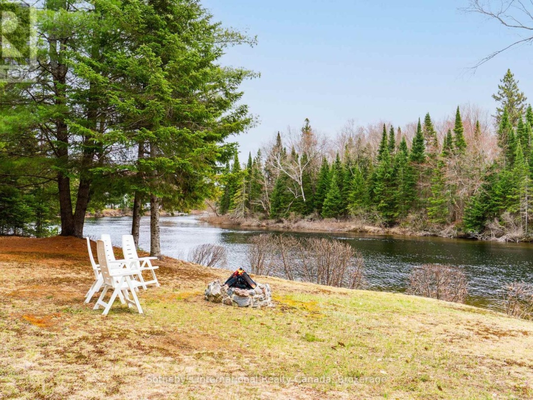 1041 CROCKFORD LANE S, Muskoka River