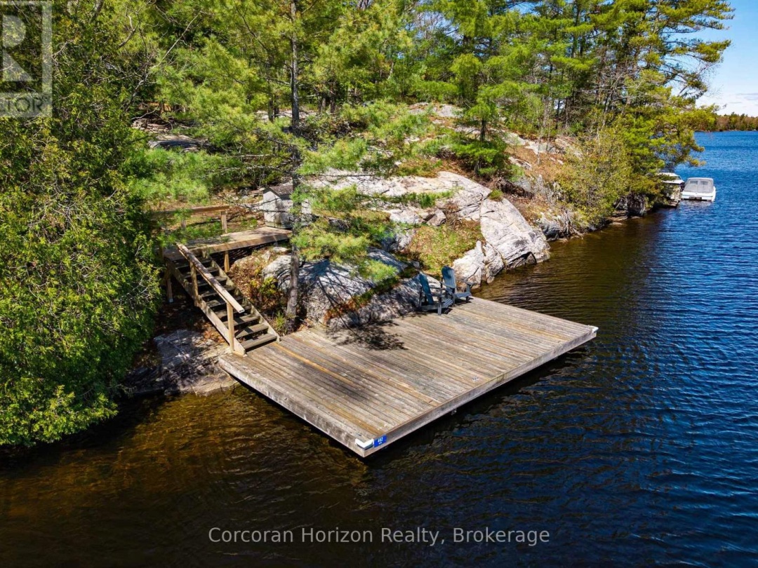 462 ISLAND 90 ISLAND, Six Mile Lake