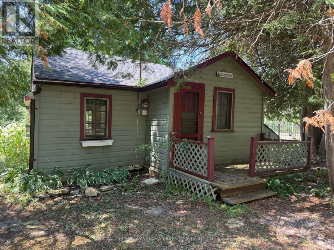 8 STURGEON GLEN ROAD, Sturgeon Lake