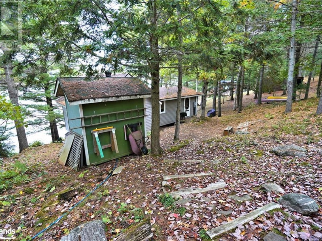 121 Healey Lake, Healey Lake