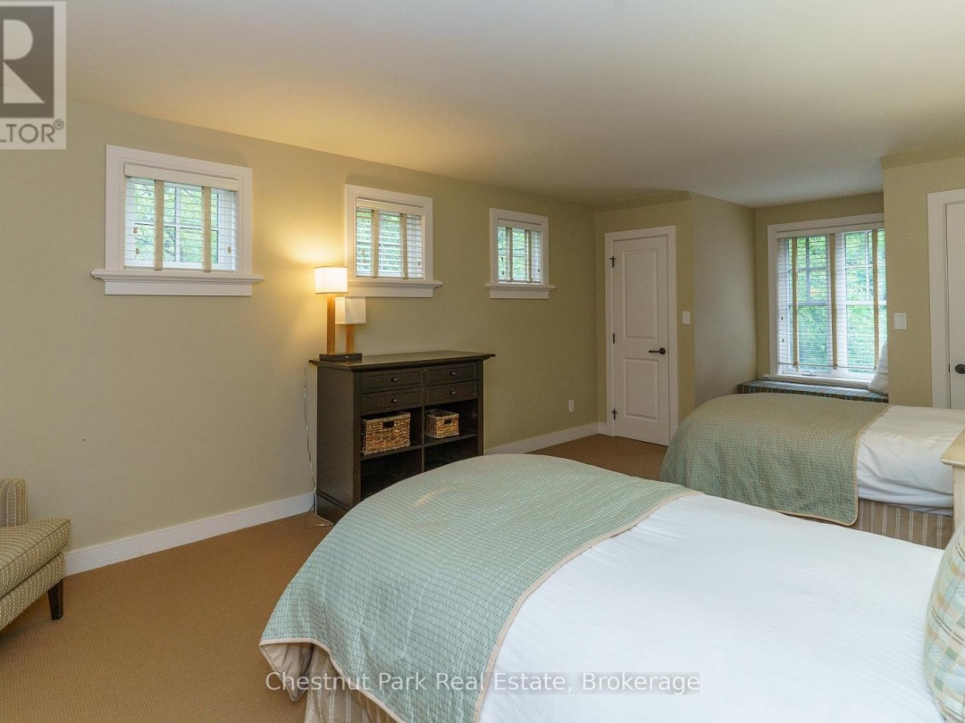 501 GLEN ABBEY WAY E, 