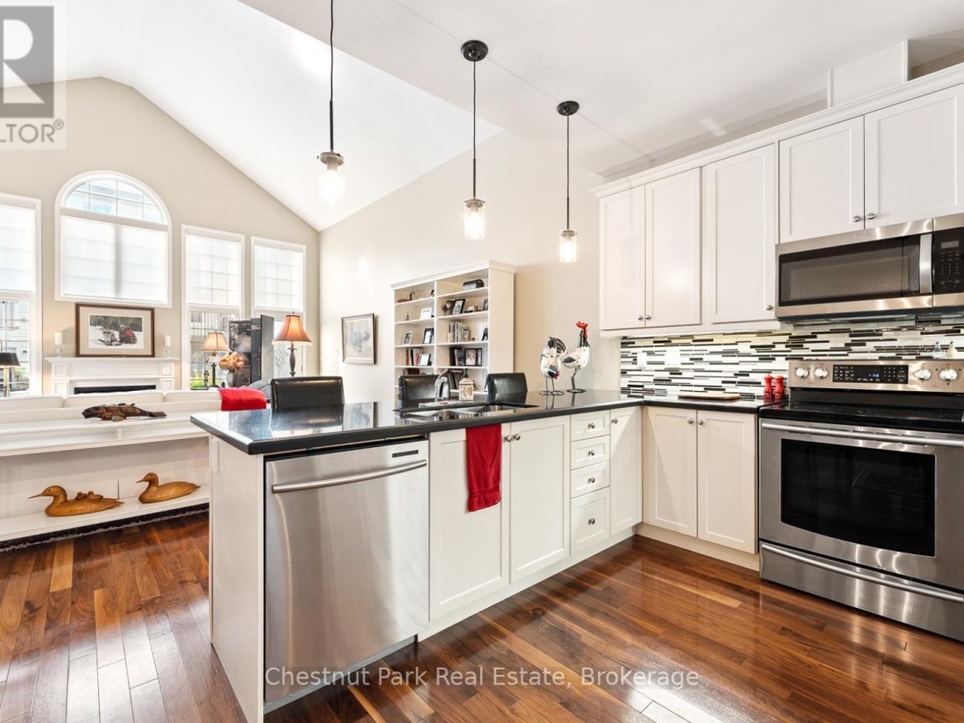 9 STORMONT COURT, Muskoka River